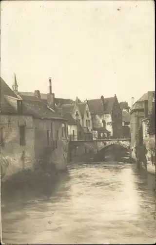 Foto Ak Belgien ?, Teilansicht, Brücke, Fluss zwischen Häusern, Kriegsschauplatz 1. WK
