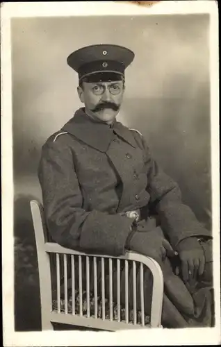 Foto Ak Deutscher Soldat in Uniform, Sitzportrait, Fritz Bö..., 1. WK