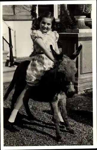 Ak Niederländisches Königshaus, Prinzessin Margriet auf Esel reitend