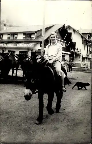 Foto Junge Frau auf Esel reitend