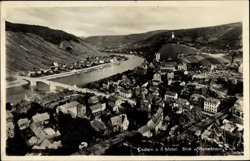 Ak Cochem im Landkreis Cochem Zell Rheinland Pfalz, Blick vom Pinnerkreuz auf die Stadt