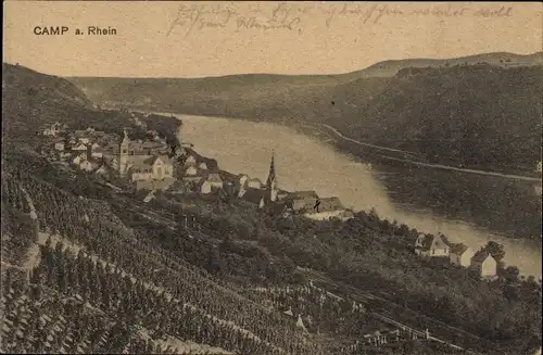 Ak Camp am Rhein, Partie an den Weinbergen mit Blick auf Rhein und Ortschaft