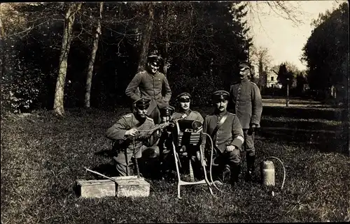 Foto Ak Nyon Oise, Deutsche Soldaten in Uniformen, Offiziere, MG-Kommando, I WK