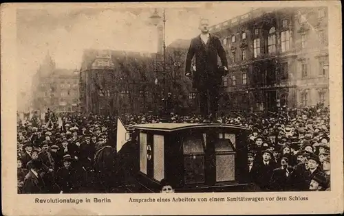 Ak Berlin Mitte, Revolutionstage, Ansprache eines Arbeiters von einem Sanitätswagen aus, Schloss