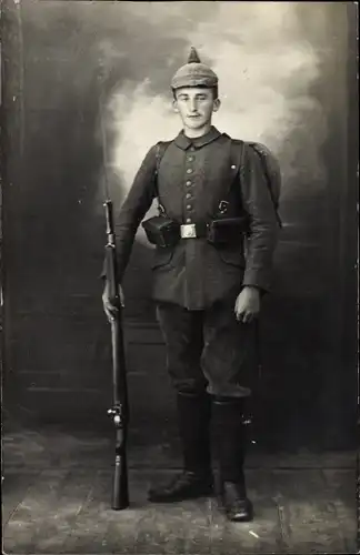 Foto Ak Deutscher Soldat in Uniform, Sturmsoldat, Bajonett, Infanterie Regiment 16