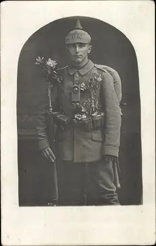 Foto Ak Deutscher Soldat in Uniform, Bajonett, Infanterie Regiment 182