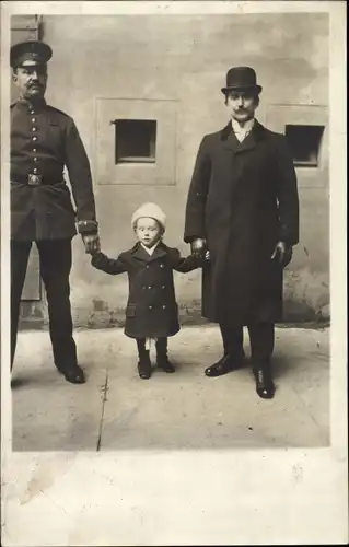 Foto Ak Kummersdorf Storkow in der Mark, Schießplatz, Soldat in Uniform, Mann im Mantel, Kind, 1912