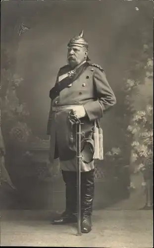 Foto Ak Deutscher Soldat in Uniform, Offizier mit Orden, Pickelhaube, Standportrait