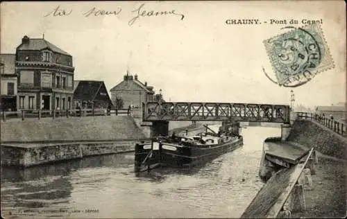 Ak Chauny Aisne, Canal Bridge, Flusspartie mit Brücke und Frachter