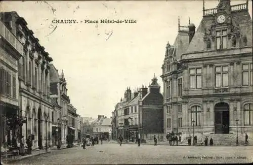 Ak Chauny Aisne, Place Hôtel de Ville