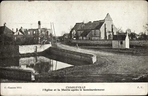 Ak Charleville Marne, Die Kirche und das Rathaus nach dem Bombenangriff