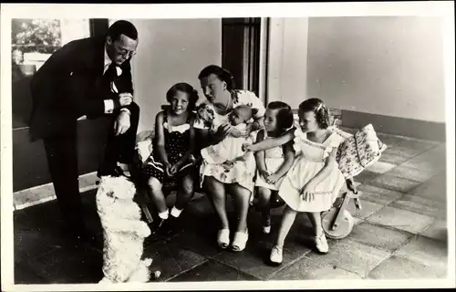 Ak Königin Juliana der Niederlande, Prinz Bernhard, Prinzessin Beatrix, Irene, Margriet, Christina