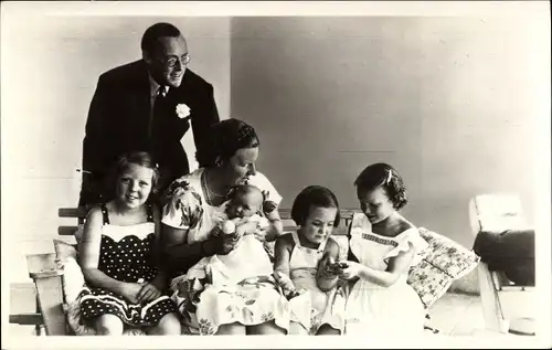 Ak Königin Juliana der Niederlande, Prinz Bernhard, Prinzessin Beatrix, Irene, Margriet, Christina