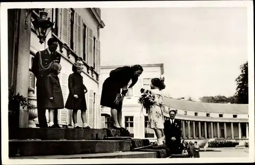 Ak Prinzessin Juliana, Prinz Bernhard zur Lippe, Beatrix, Irene, Blumen, 1946