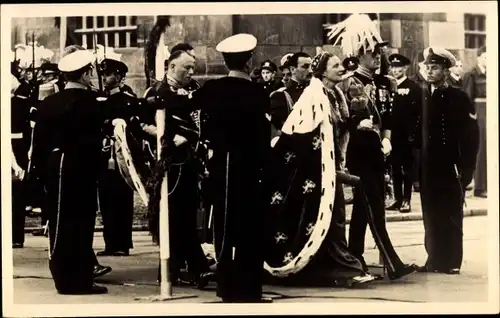 Ak Königin Juliana der Niederlande, Prinz Bernhard, Kirche, Amsterdam 1948