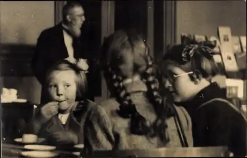 Foto Ak Prinzessin Beatrix beim Essen, Kinder, April 1946