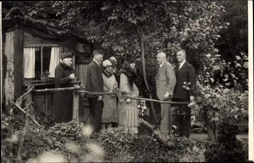 Foto Ak Königin Wilhelmina der Niederlande, Garten, Politiker, Besuch