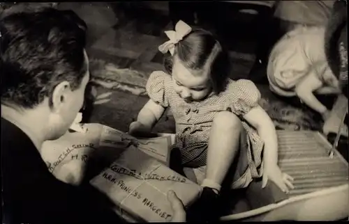 Foto Ak Geburtstag der Prinzessin Margriet, Geschenk, 1947