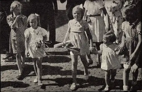 Foto Ak Prinzessin Beatrix mit Schwestern, Niederländisches Königshaus, Blumen, Soestdijk 1945