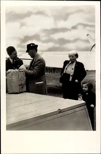 Foto Ak Juliana der Niederlande, Margriet, Bernhard, Flughafen, 1947