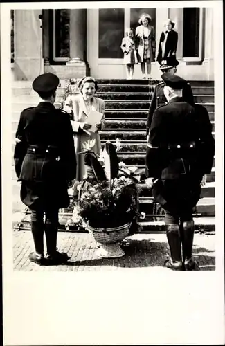 Ak Königin Juliana der Niederlande, Soestdijk, Blumenstrauß