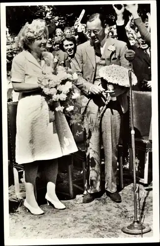 Ak Prinzessin Juliana der Niederlande, Prinz Bernhard, Mikrophon, 1946