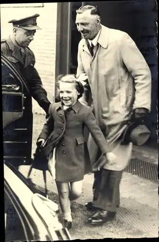 Foto Prinzessin Irene der Niederlande, Schule, Auto, 1946