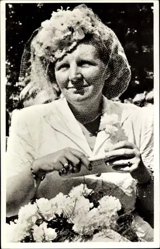 Ak Prinzessin Juliana der Niederlande, Portrait, Blumen, 1946