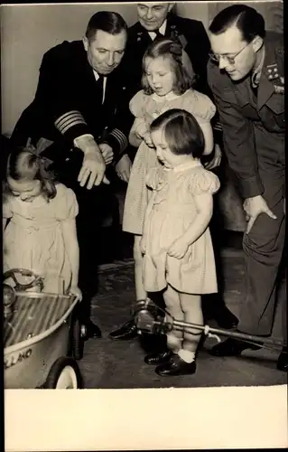 Foto Ak Geburtstag der Prinzessin Margriet, Spielzeug, Auto, Prinz Bernhard