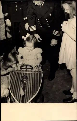 Foto Ak Geburtstag der Prinzessin Margriet, Spielzeug, Auto