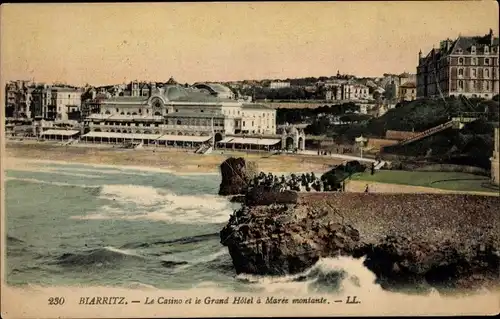 Ak Biarritz Pyrénées Atlantiques, das Casino, das Grand Hotel bei steigender Flut