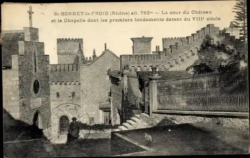 Ak Saint Bonnet le Froid Haute Loire, der Cour du Chateau und die Kapelle