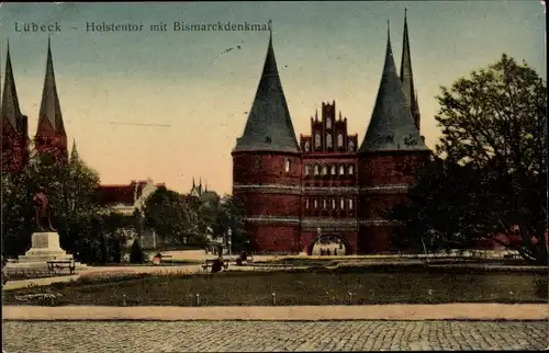 Ak Hansestadt Lübeck, Holstentor, Bismarcksdenkmal