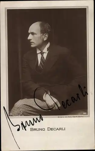 Ak Schauspieler Bruno Decarli, Sitzportrait, Anzug, Krawatte, Autogramm