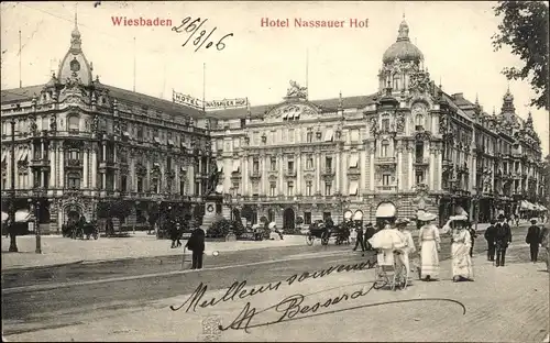 Ak Wiesbaden in Hessen, Hotel Nassauer Hof, Außenansicht, Passanten