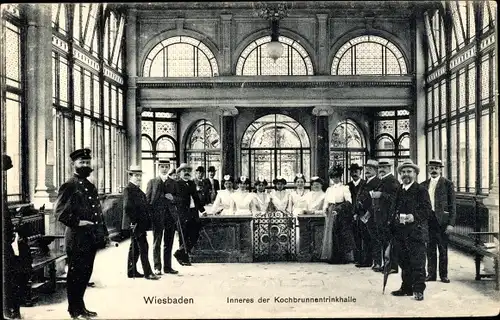 Ak Wiesbaden in Hessen, Kochbrunnen Trinkhalle, Kurgäste