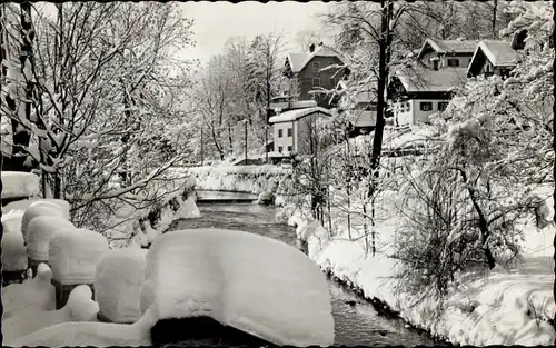 Ak Miesbach in Oberbayern, An der Schlierach, Winter