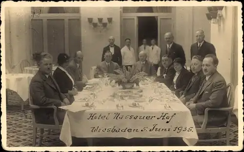 Foto Ak Wiesbaden in Hessen, Hotel Nassauer Hof, Juni 1935, Gäste am Tisch