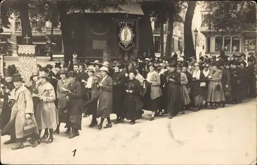 Foto Ak Kevelaer am Niederrhein, Marschierende Menschen, Fest