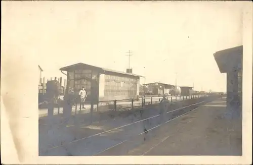 Foto Ak Norf Neuss am Rhein, Bahnhof, Gleisseite