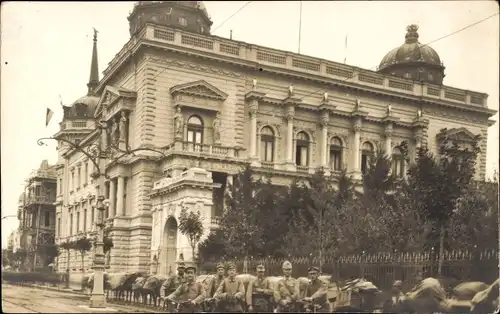 Foto Ak Belgrad Serbien, Altes Palais, Soldaten in Uniformen