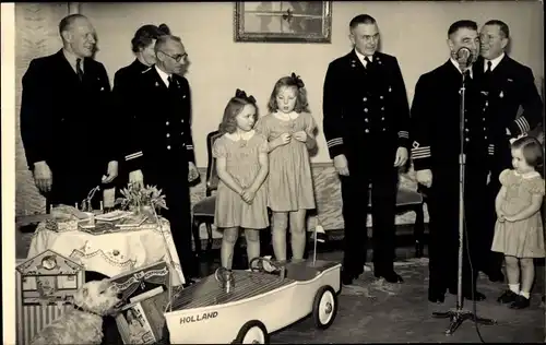 Foto Ak Adel Niederlande, Männer in Uniformen, Prinzessin Margriet, Beatrix, Irene, 1947