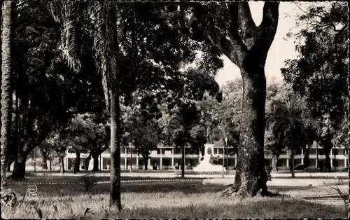 Ak Conakry Konakry Guinea, Der Platz vor dem Gouverneurspalast