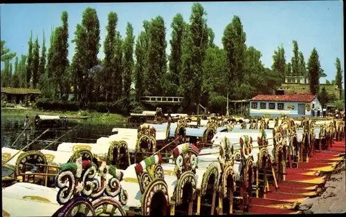 Ak Xochimilco Mexiko-Stadt Mexiko, schwimmende Gärten am Anleger