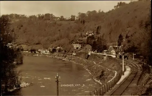 Foto Ak Symonds Yat Wales, Bahnschienen, Landschaft