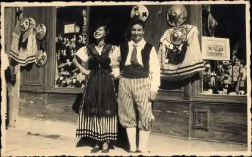 Foto Ak Nice Nizza Alpes Maritimes, Rue Saint-François de Paule, Paar in Trachten, Geschäft