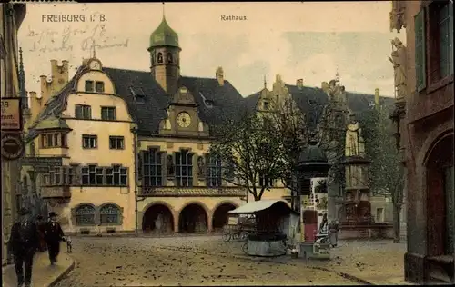 Ak Freiburg im Breisgau Baden Württemberg, Blick über einen Platz zum Rathaus, Litfaßsäule