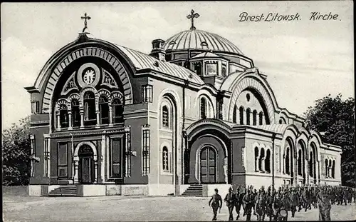 Ak Brest Litowsk Weißrussland, Blick auf eine Kirche, marschierende deutsche Soldaten