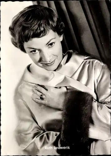 Ak Schauspielerin Ruth Leuwerik, Portrait