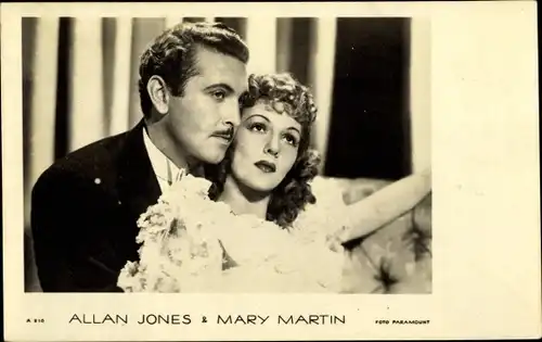 Ak Schauspieler Allan Jones und Mary Martin, Portrait, Umarmung, Paramount Pictures